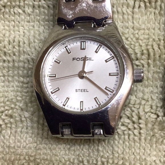 Ladies Fossil Watch - Picture 2 of 7